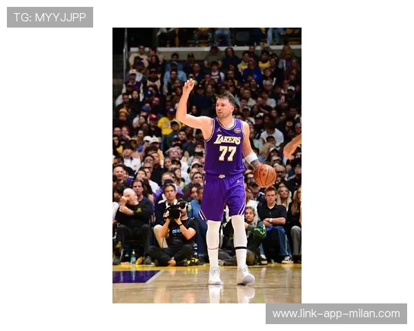 东契奇后仰中投直落篮筐,独行侠再稳一局 东契奇后仰中投直落篮筐,独行侠再稳一局